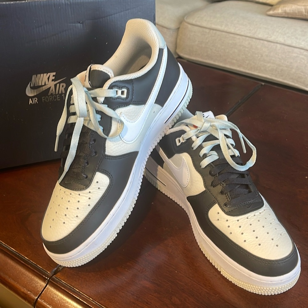 NIKE - AIR FORCE 1 ‘07 LV8 - Black/Light Silver-Phantom - Size 9.5 - Picture 1 of 8